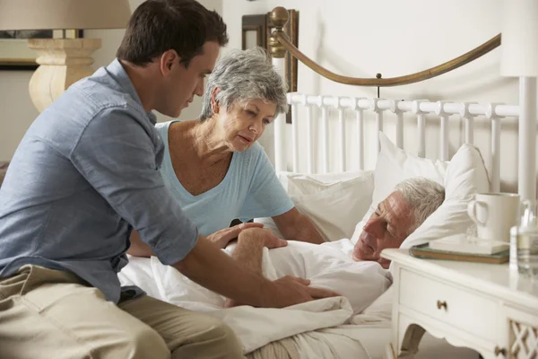 Doctor Discussing Health Of Senior Patient — Stockfoto