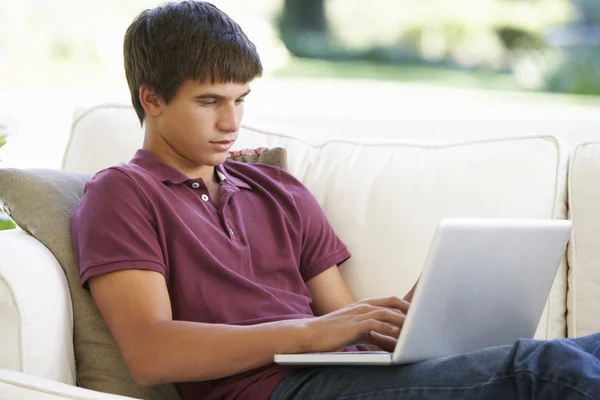 Adolescente menino usando laptop — Fotografia de Stock