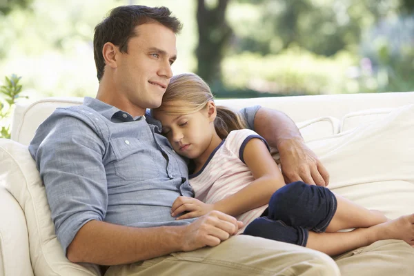 Father And Daughter Sitting On Sofa — Stock Photo, Image