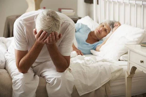 Hombre mayor preocupado se sienta en la cama —  Fotos de Stock