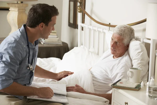 Doktor kıdemli erkek hasta ile konuşmak — Stok fotoğraf