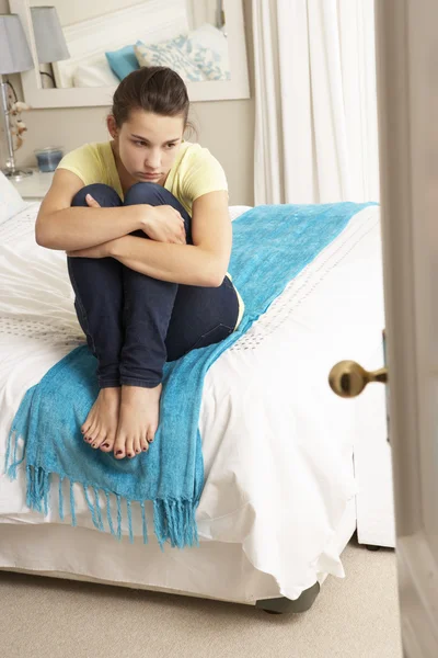 Depresso adolescente ragazza seduta sul letto — Foto Stock