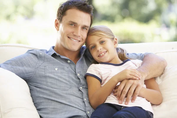 Padre e figlia seduti sul divano — Foto Stock