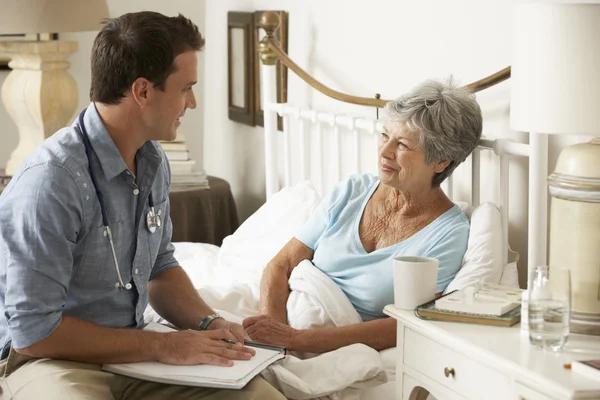 Médecin parlant avec une patiente âgée — Photo