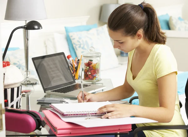 Tienermeisje studeren aan een bureau — Stockfoto