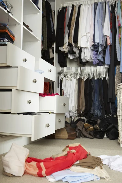 Slordig tiener slaapkamer met rommelig garderobe — Stockfoto