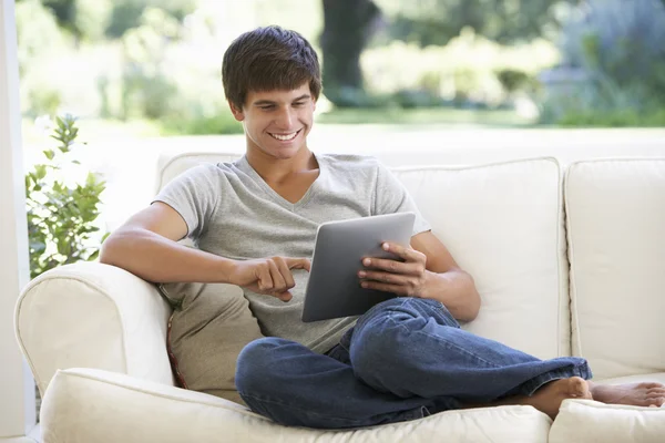Adolescent garçon à l'aide numérique tablette — Photo