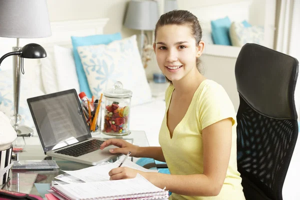 Adolescente chica estudiando en escritorio — Foto de Stock