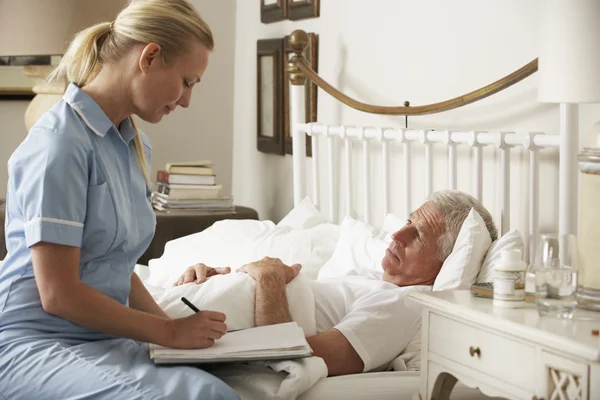 Nurse Visiting Senior Male Patient — ストック写真