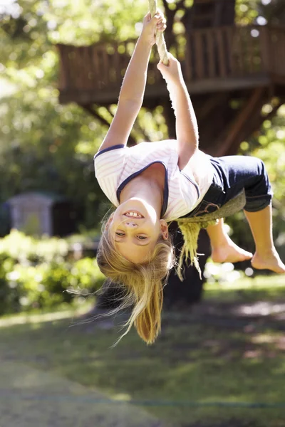 Chica tener divertido en cuerda swing — Foto de Stock