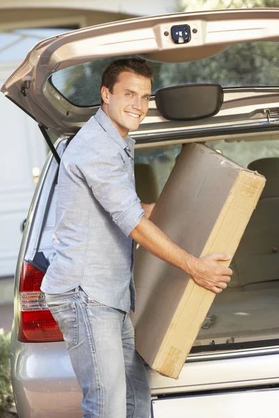 Man Loading Package Into Car — Φωτογραφία Αρχείου