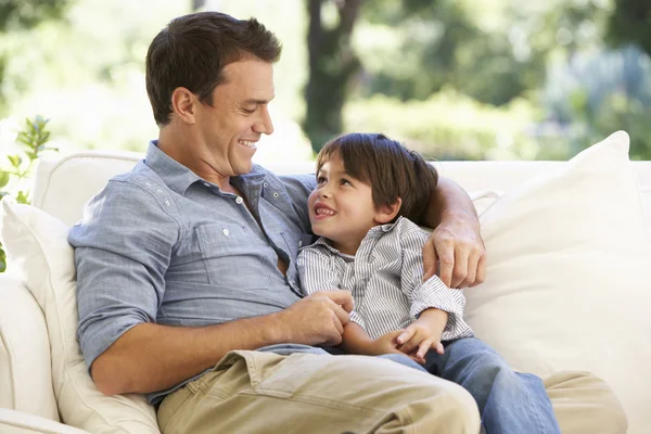 Padre e figlio seduti sul divano — Foto Stock