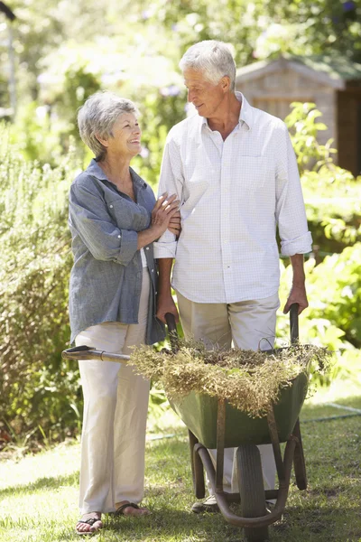 Senior paar werken In tuin — Stockfoto