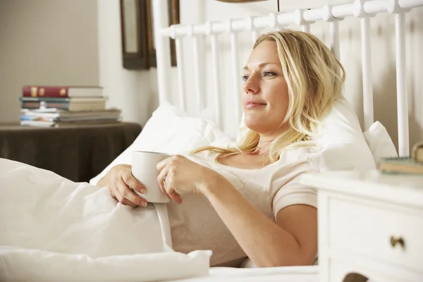 Vrouw ontspannen in bed — Stockfoto