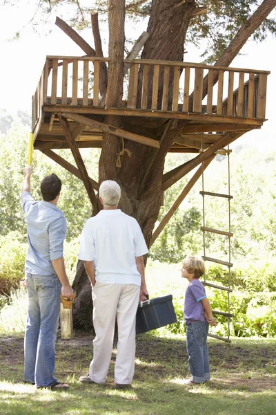 Familie gebouw boomhut samen — Stockfoto