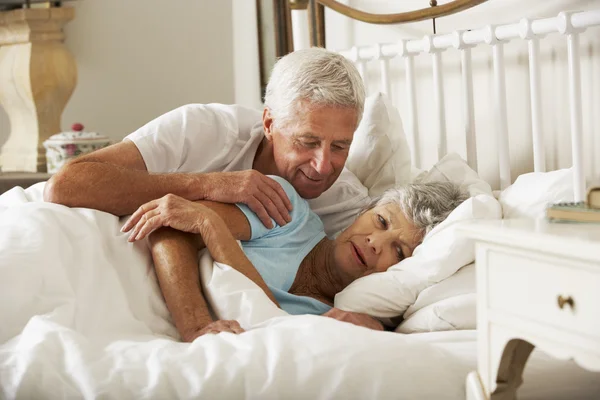 Starší muž se snaží být milující v posteli — Stock fotografie