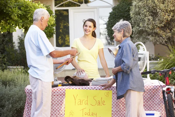 Tienermeisje bedrijf Yard Sale — Stockfoto