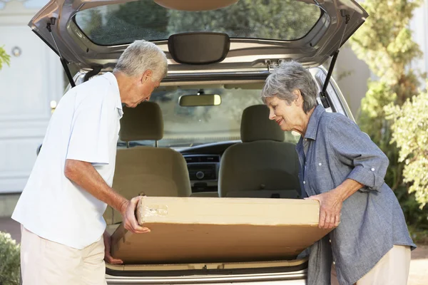 Par laddar paketet till baksidan av bil — Stockfoto