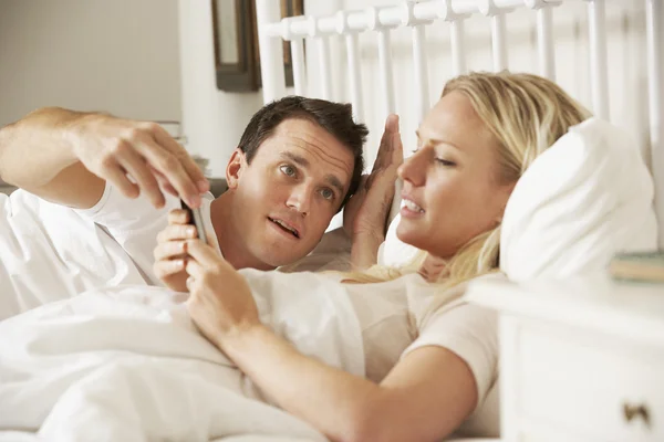 Marido se queixa como esposa usa telefone celular — Fotografia de Stock