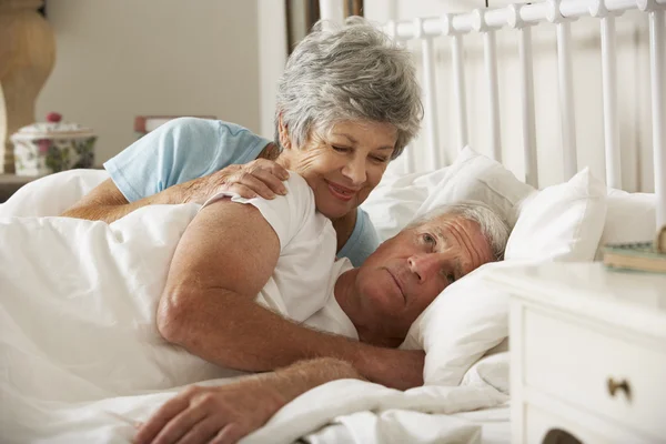 Hombre mayor que tiene dificultad para dormir — Foto de Stock