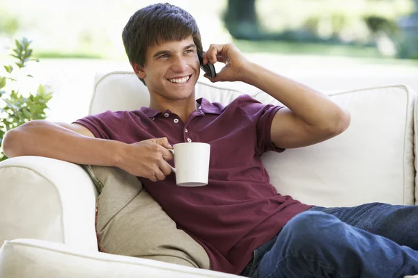 Nastoletni chłopiec rozmowy na telefonie — Zdjęcie stockowe