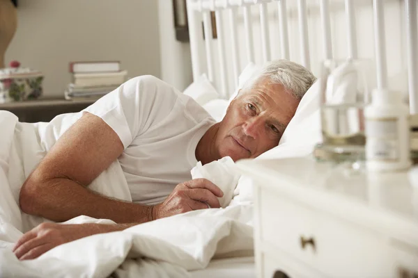 Zieke volwassen Man In Bed thuis — Stockfoto