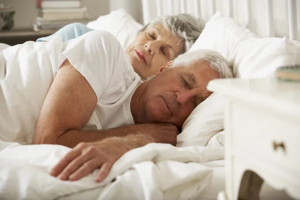 Pareja mayor durmiendo en la cama juntos —  Fotos de Stock