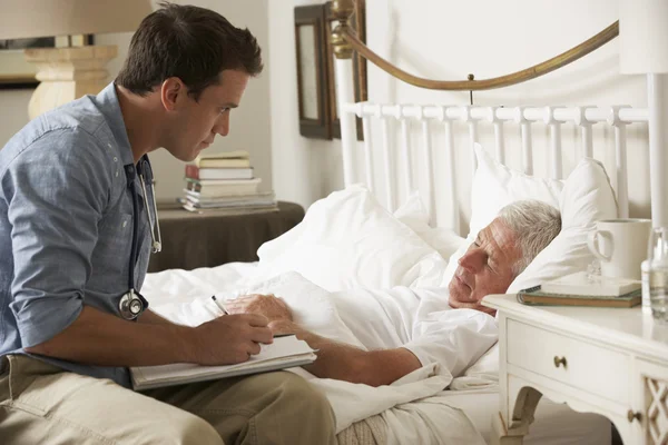 Doctor Talking With Senior Male Patient — ストック写真