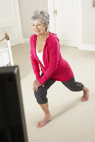 Mujer mayor haciendo ejercicio en casa —  Fotos de Stock