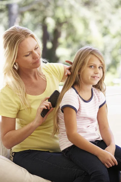 Mãe escovar o cabelo da filha — Fotografia de Stock