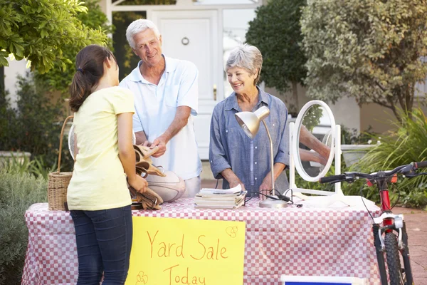 Senior paar bedrijf Yard Sale — Stockfoto