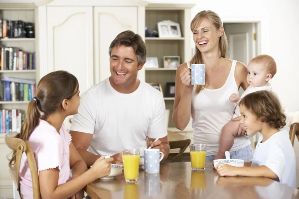 Familie ontbijten in de keuken — Stockfoto