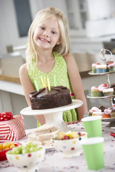 Девочка стоит с праздничной едой — стоковое фото
