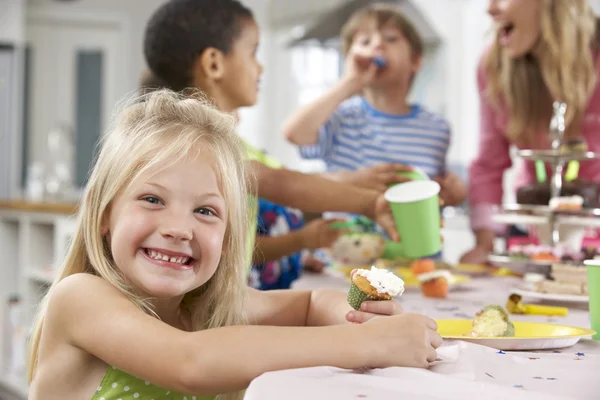 Children Enjoying Birthday Party Food At Table — Stockfoto
