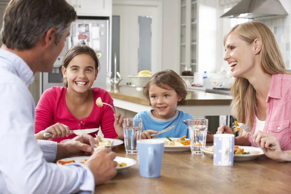 Сім'я їсть на кухні — стокове фото