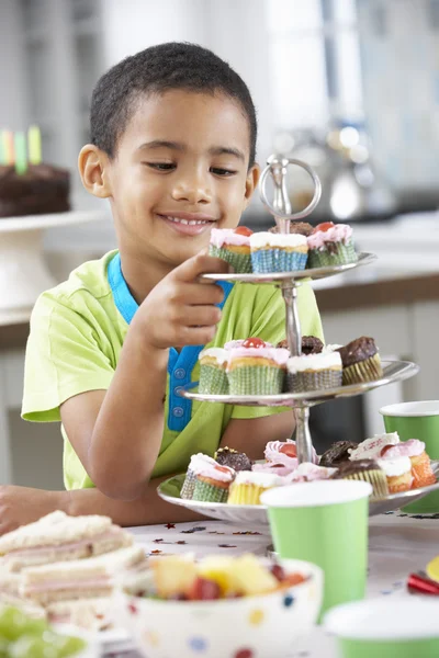 Joven con comida de fiesta de cumpleaños — Foto de Stock