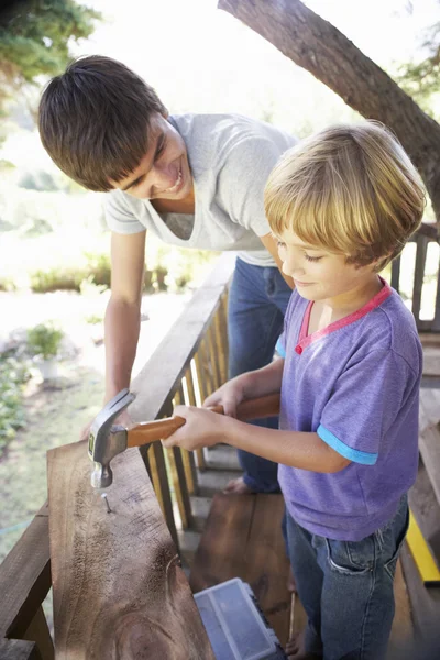 Brothers Building Tree House Together — Stockfoto
