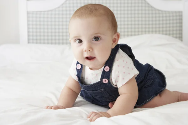 Bonito bebê menina jogar no cama — Fotografia de Stock