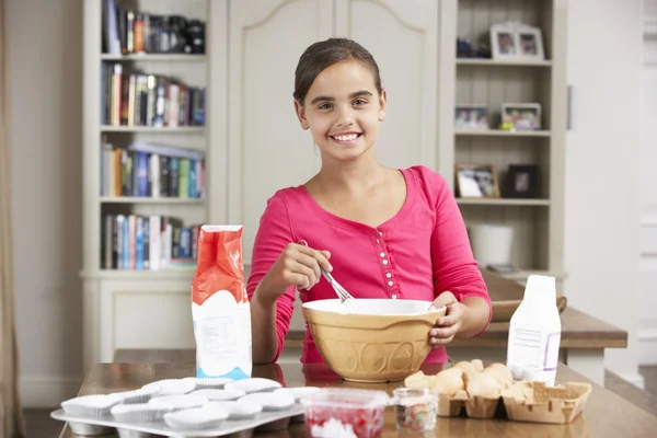 Menina preparando ingredientes para assar bolos — Fotografia de Stock