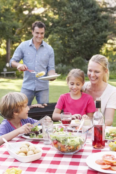 Família que gosta de churrasco no jardim — Fotografia de Stock