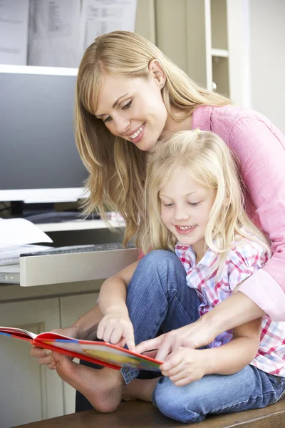 Tochter liest Buch mit Mutter — Stockfoto