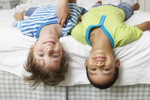 Due ragazzi che giocano sul letto — Foto Stock