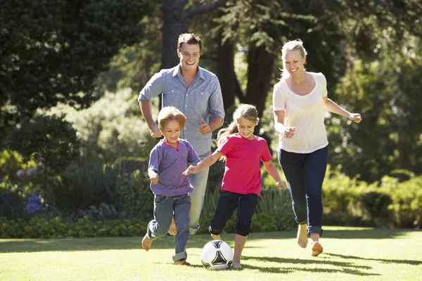 Famille jouant au football dans le jardin — Photo