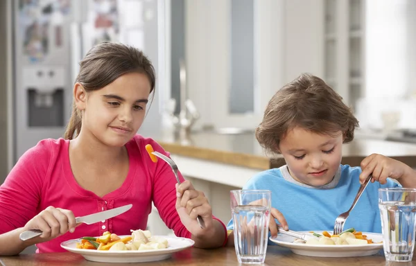 Bambini che mangiano in cucina — Foto Stock