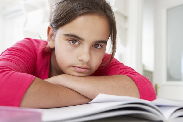 Chica joven haciendo la tarea en el escritorio —  Fotos de Stock