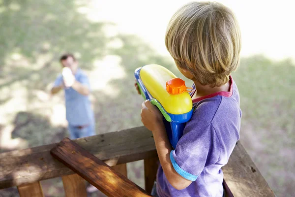 Vater und Sohn prügeln sich mit Pistole — Stockfoto