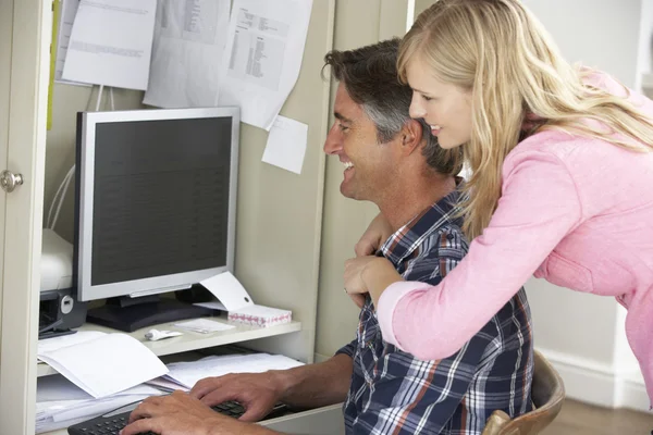 Couple ensemble dans le bureau à domicile — Photo