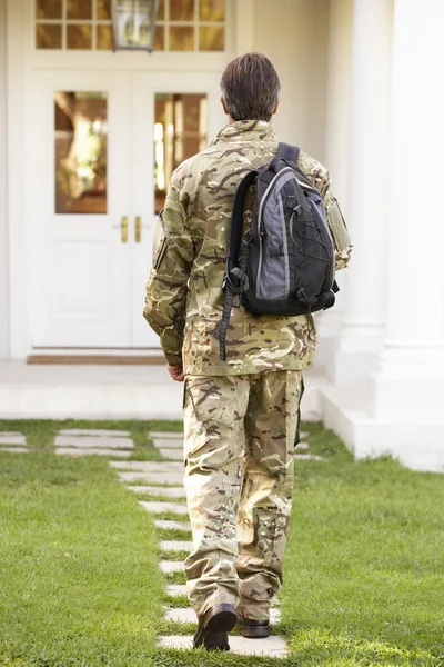 Soldaat naar huis terugkeren — Stockfoto