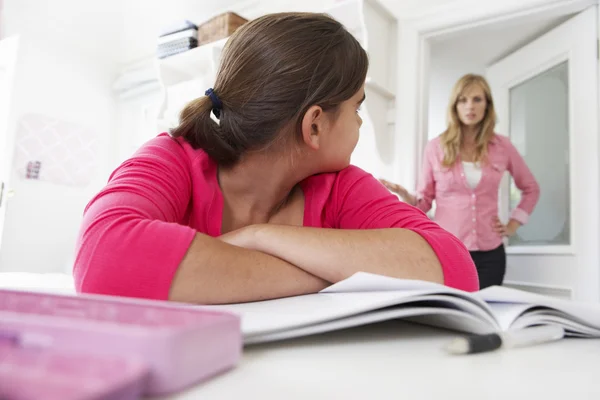 Infelice madre dicendo off figlia — Foto Stock