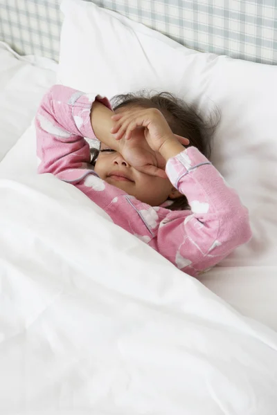 Cansado chica joven en la cama — Foto de Stock